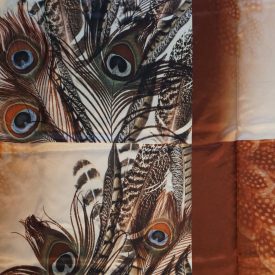   Mintás szatén aranybarna / fekete / homok  pávatoll  145 cm