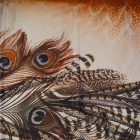 Mintás szatén aranybarna / fekete / homok  pávatoll  145 cm