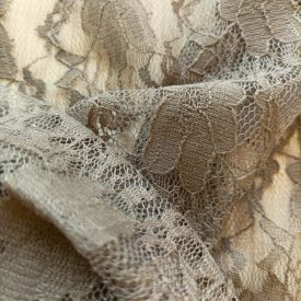 Egyszínű alkalmi csipke tóp színű 140 cm széles