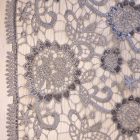 Mintás alkalmi csipke ezüst / szürke 130 cm széles