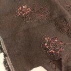 Mintás lenvászon barna virágok flitterrel 142 - 144 cm