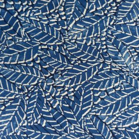   Mintás rugalmas pamut szatén kék / fehér / fekete levél minta 140 cm