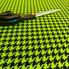 Mintás punto fekete / uv.zöld "tyúkláb" minta 150 cm széles