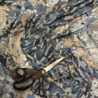 Mintás muszlin sötétkék, világoskék, fehér "terep" és virág minta150 cm