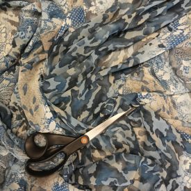   Mintás muszlin sötétkék, világoskék, fehér "terep" és virág minta150 cm