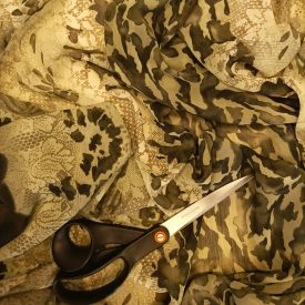   Mintás muszlin keki, zöld, fehér "terep" és virág minta 150 cm