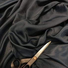 Egyszínű shantung olajkék 146 - 148 cm