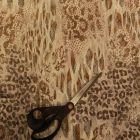 Mintás vékony szatén fehér / szürke / mogyoró ocelot minta 142 - 144 cm