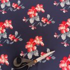 Mintás poliészter jersey sötétkék, piros, fehér virág minta 150 cm