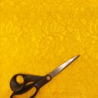 Egyszínű csipkés szatén okkersárga 140 - 142 cm