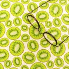Mintás pamut vászon kiwizöld / fehér / barna kiwi minta 136 cm széles