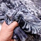 Mintás alkalmi muszlin ezüst / szürke / fekete / fehér 130 cm széles