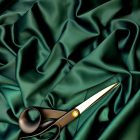 Ruha szatén sötétzöld 145 - 150 cm széles 350 grammos