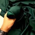 Ruha szatén sötétzöld 145 - 150 cm széles 350 grammos